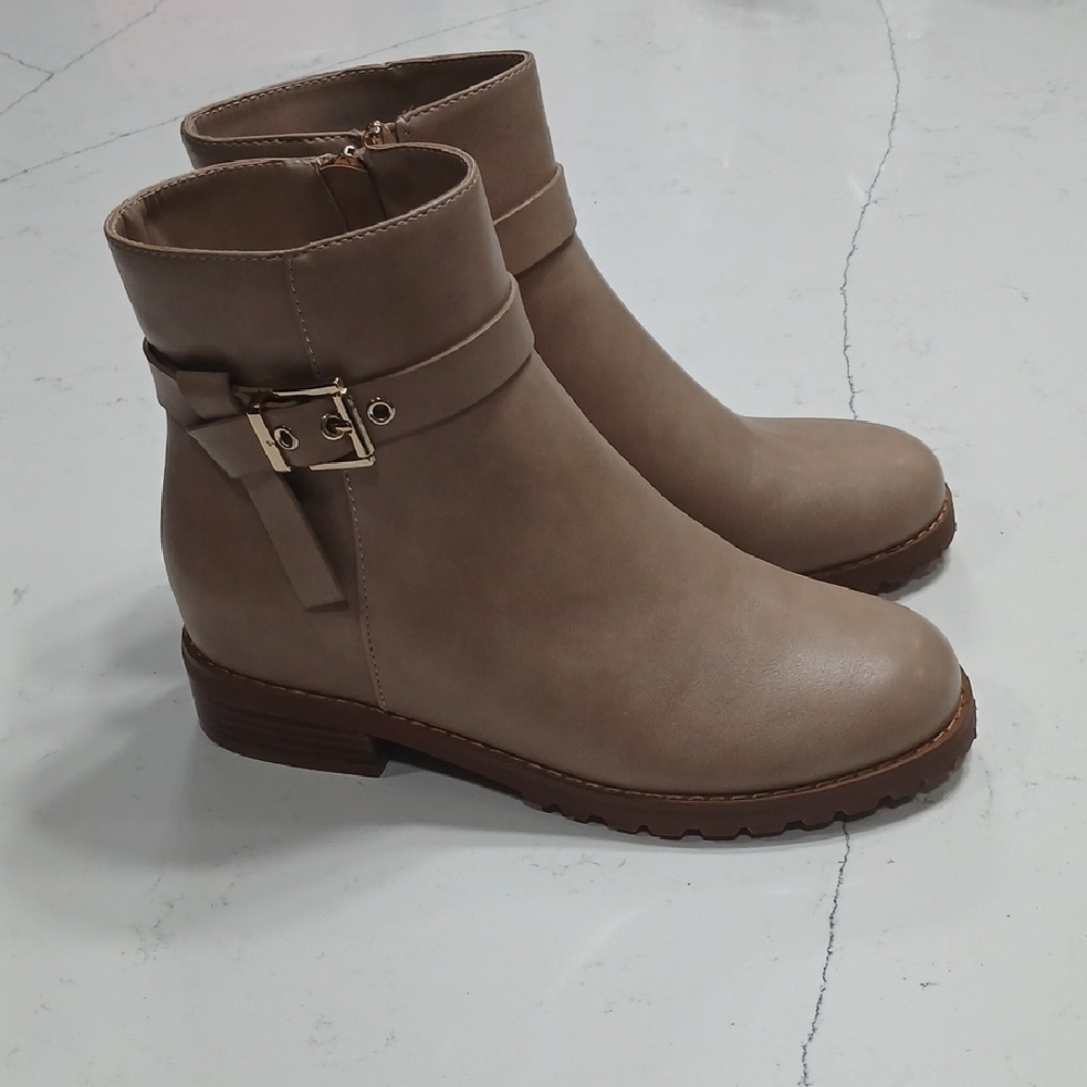 Women's Tan Ankle Boots, Crown & Ivy, New With Out Tags Or Box, Sz 8.5